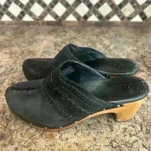 UGG® Australia Women's size 7 Leather Vivica Clogs with Wooden Sherpa Lined